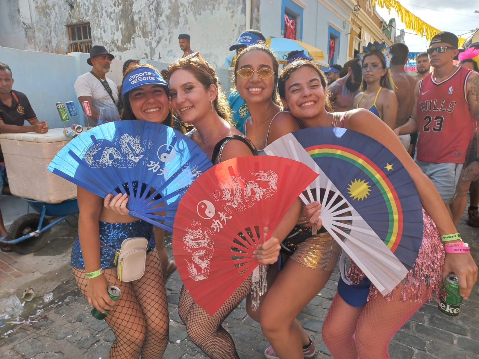 Batida de leques vira febre em Olinda e foliões usam abanadores para acompanhar orquestras no carnaval; VÍDEO