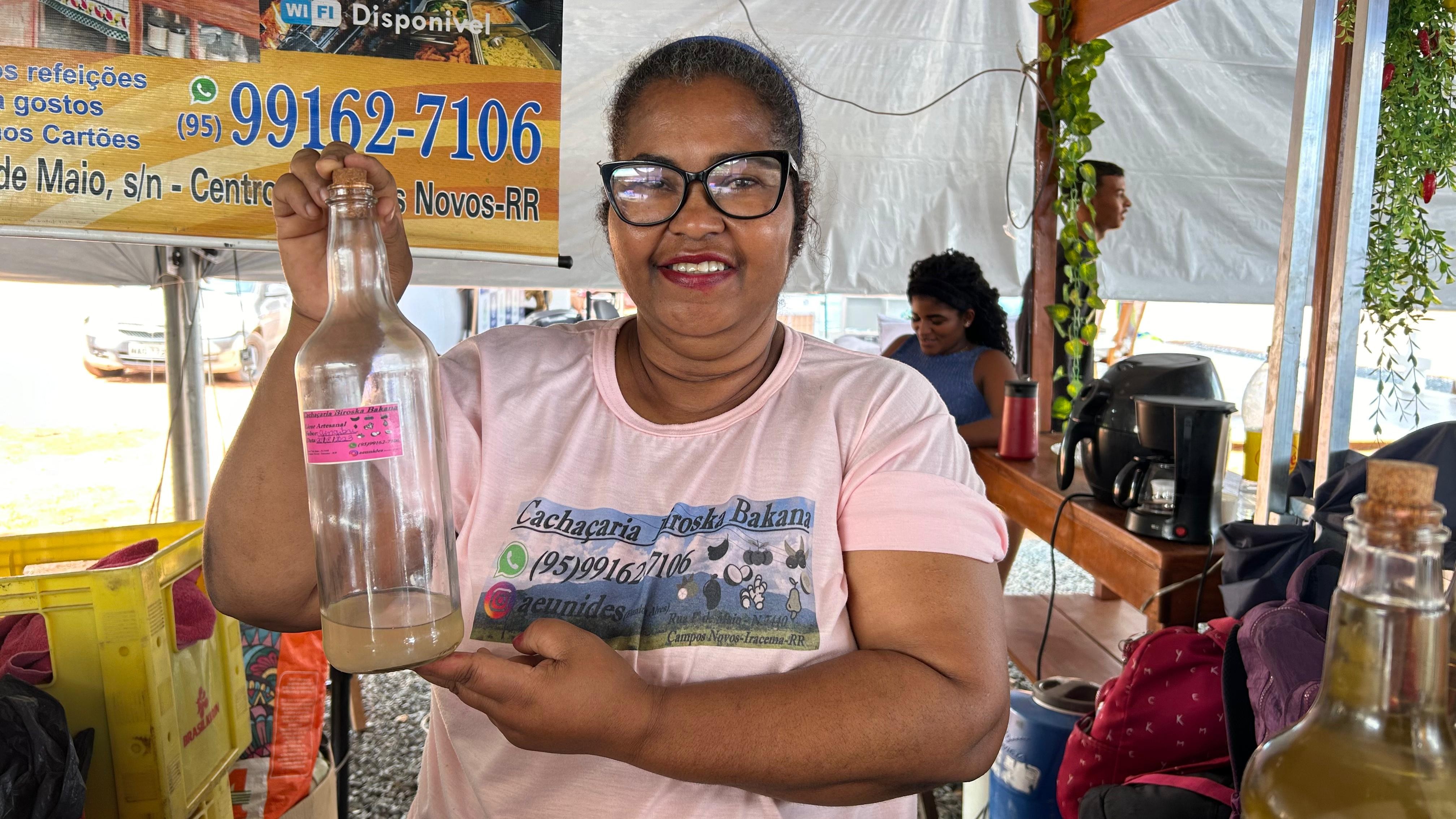 Agricultora cria 'viagra' natural com gengibre e cachaça e faz sucesso em feira agro: 'clientes ficam parecendo o homem-aranha'