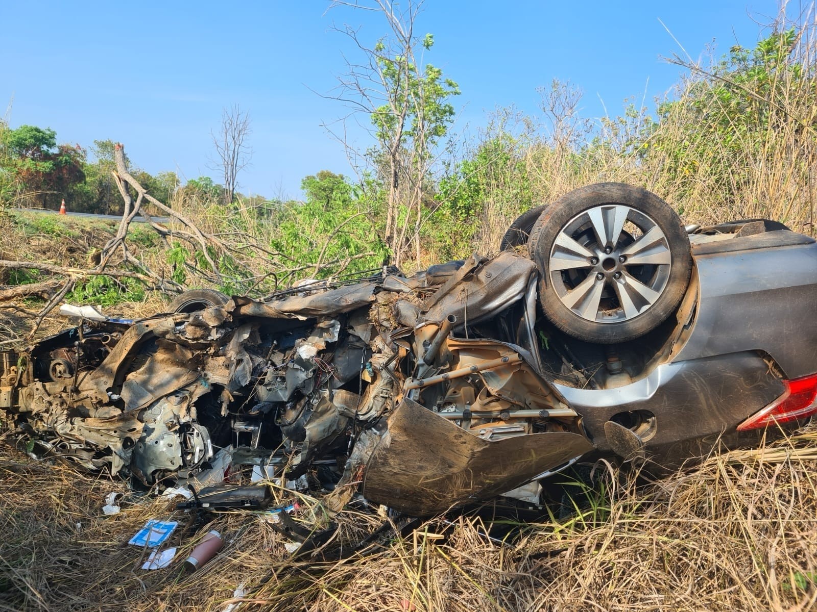 Mulher morre e três pessoas ficam feridas em capotamento na BR-135, em Bocaiuva