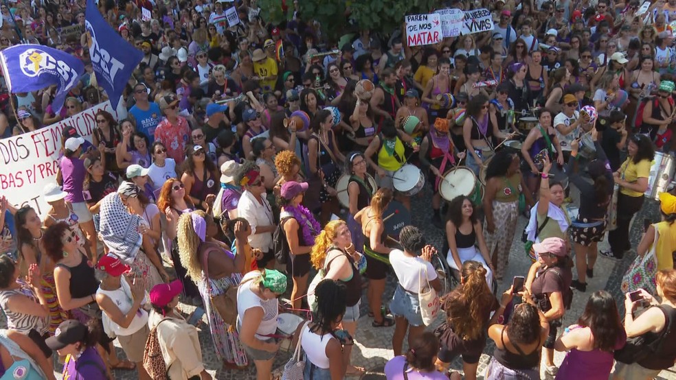 Protesto contra feminicídio reúne manifestantes em Copacabana — Foto: Reprodução/TV Globo