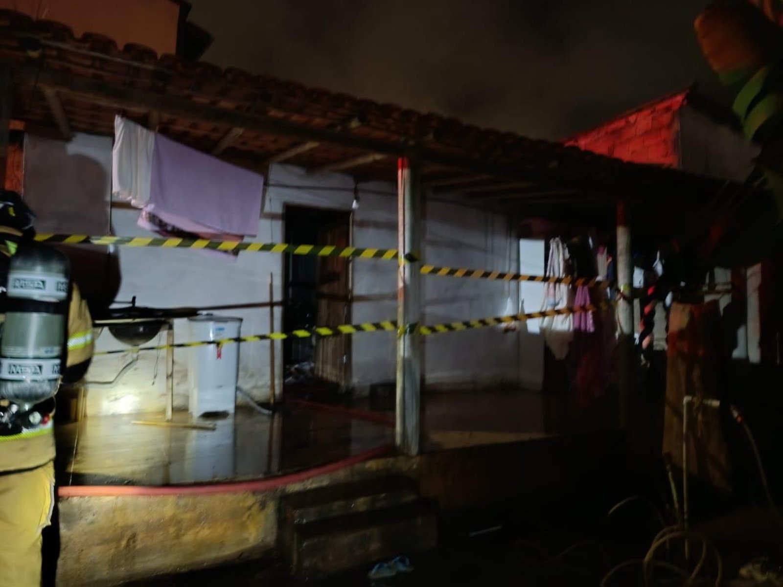 Quarto é destruído e casa sofre danos após incêndio em Capelinha