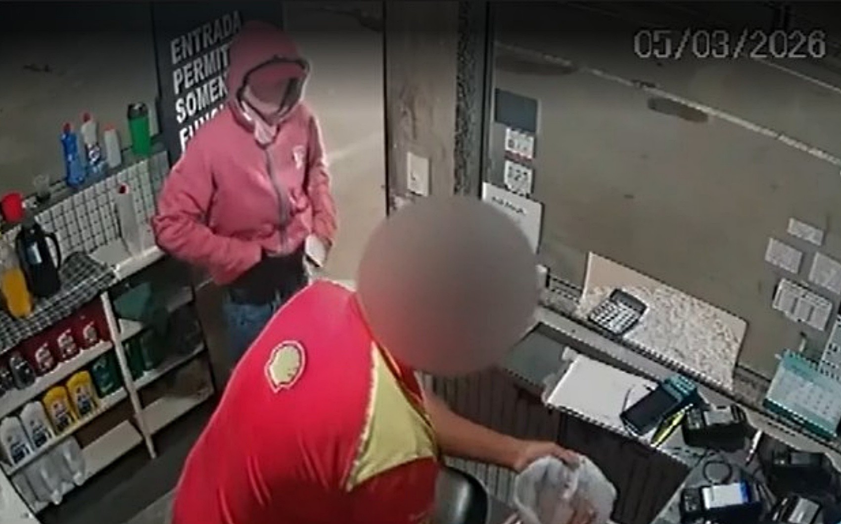 VÍDEO: Adolescente de 17 anos é apreendido após assaltar posto de combustíveis em Alpinópolis