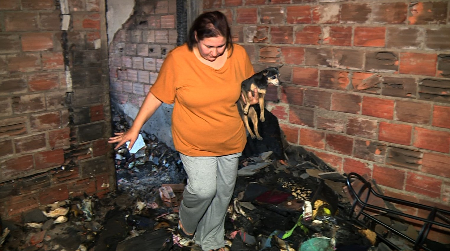 Moradora que teve casa destruída por incêndio lembra medo antes de ser salva por vizinhos: 'Pedi a Deus que não morresse queimada'