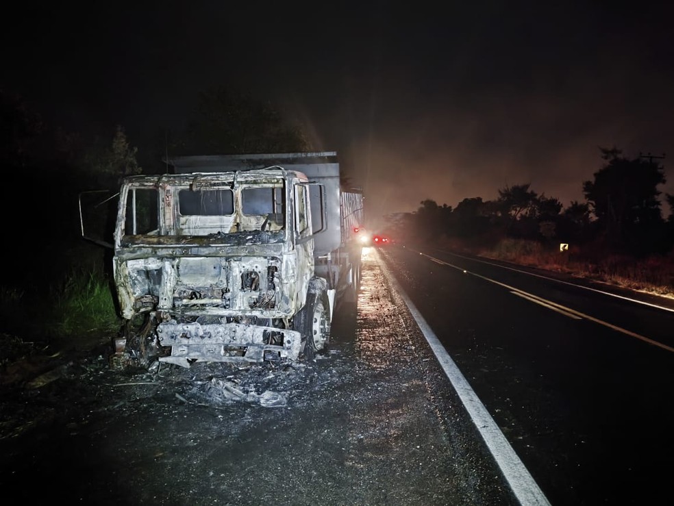 Caminhão e motocicleta pegam fogo após colisão frontal, em Rancharia (SP) — Foto: Polícia Rodoviária