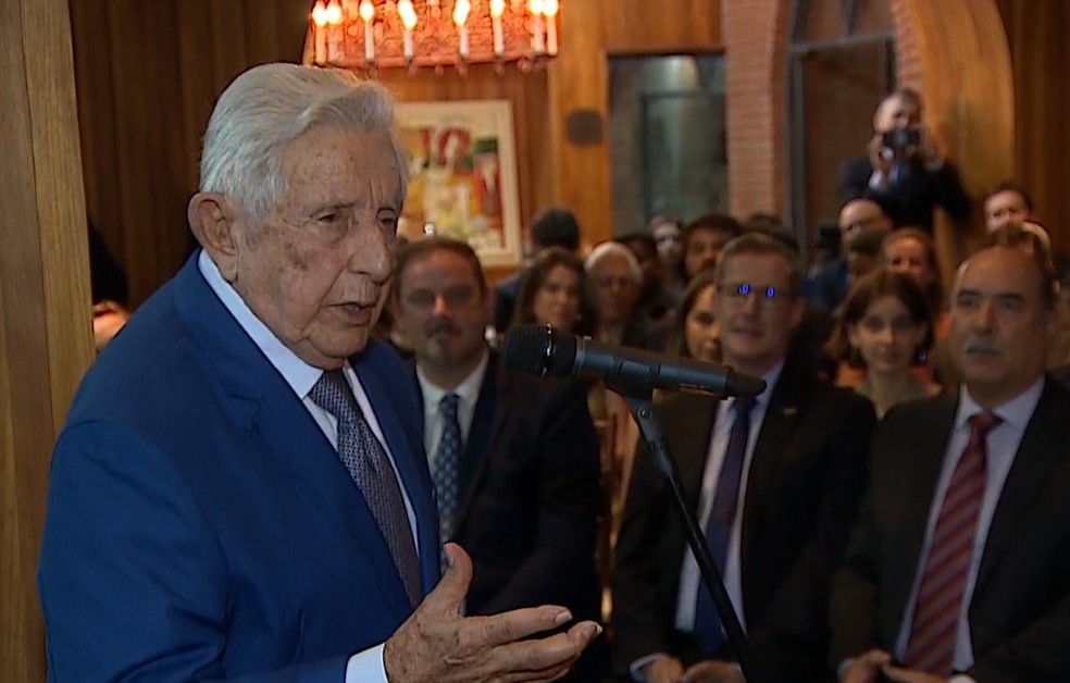 Fernando Mendonça recebe prêmio em São José dos Campos — Foto: Reprodução/TV Vanguarda