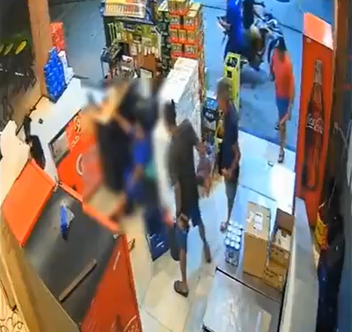 Vídeo mostra correria e execução dentro de loja de conveniência no Norte do RJ