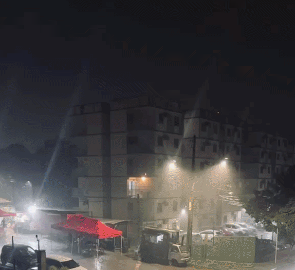 Raio cai em Camaragibe e moradores ficam sem energia; vídeo mostra clarão no céu