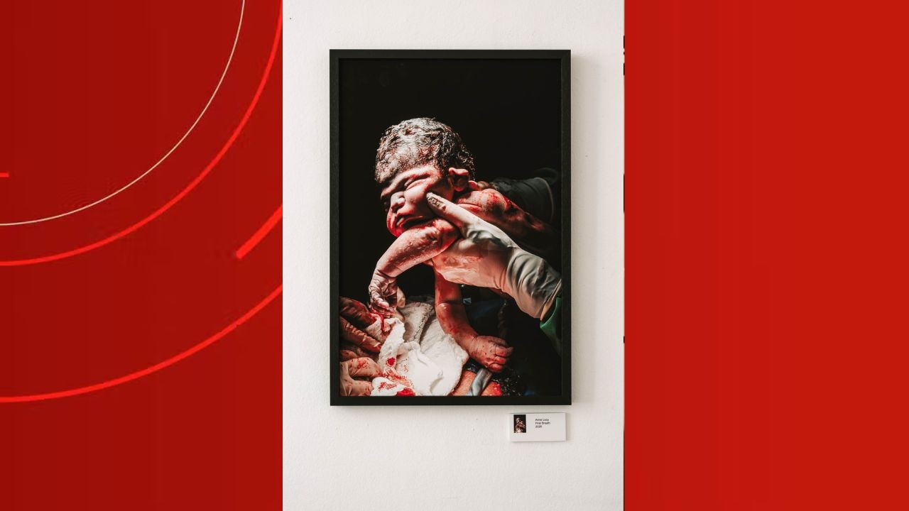 De Maraã para Paris: fotógrafa amazonense expõe registro de parto em mostra internacional
