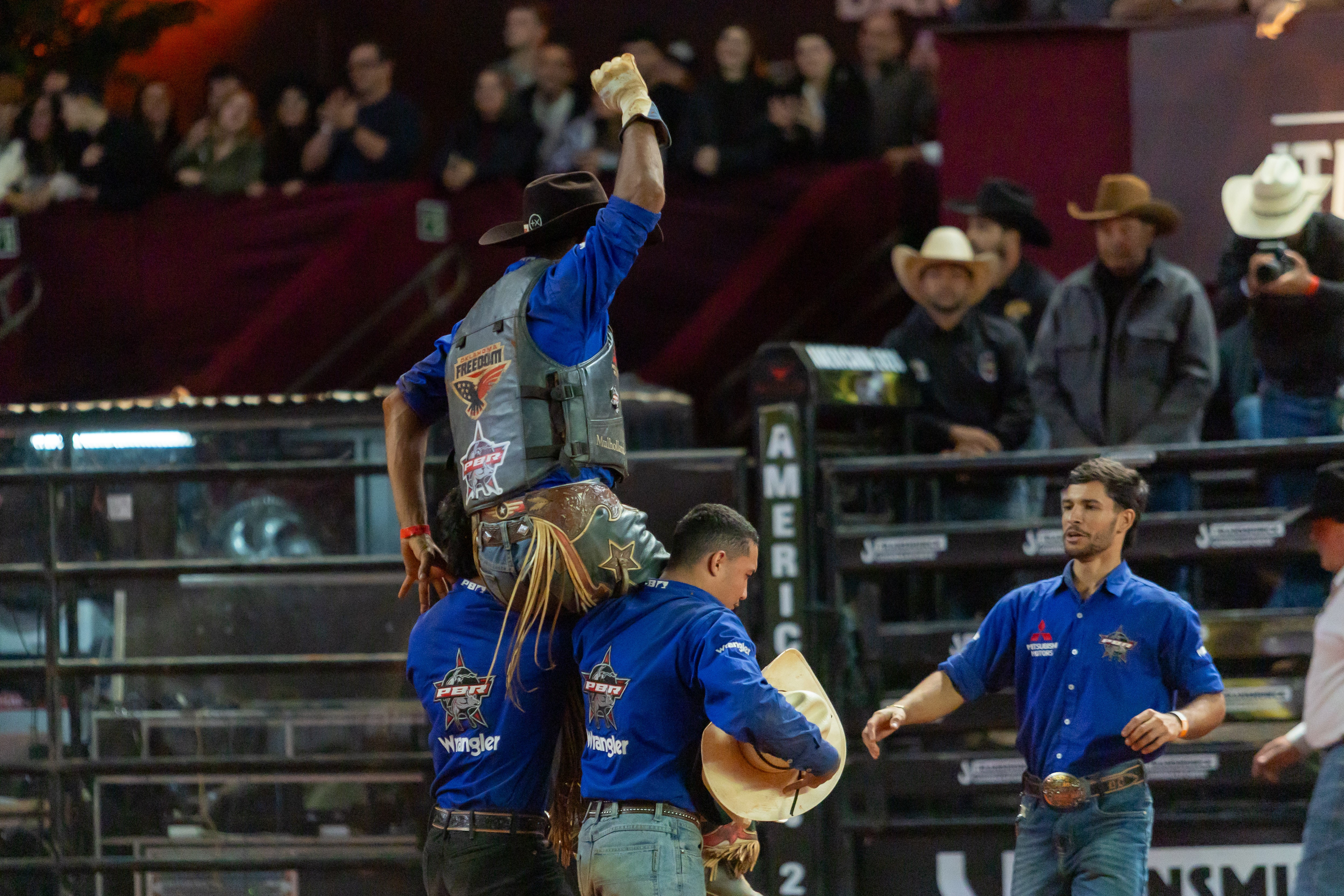 Alisson de Souza montou o touro Relíquia da Patroa no Round Final e conquistou o título da etapa da PBR da Festa do Peão de Americana, neste domingo (7) — Foto: Thomaz Marostegan