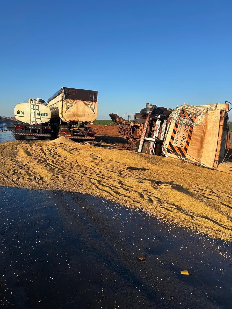 Acidente entre carretas com óleo e grãos deixa um morto e um ferido em rodovia de MT