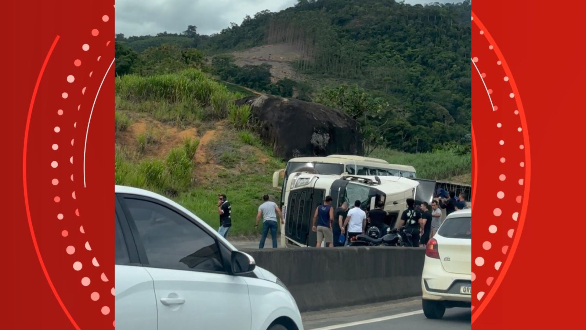 Carreta tomba na BR-101 em Ibiraçu, no ES; motorista ficou ferido