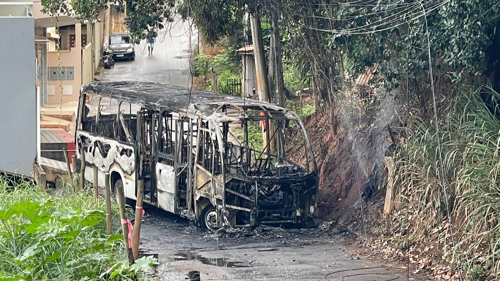 Micro-ônibus é incendiado após morte de jovem durante ação policial no ES 