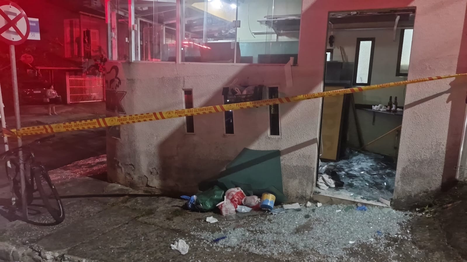 Jovem sobrevive após ser prensado por 500 quilos de placas de vidro em Balneário Camboriú