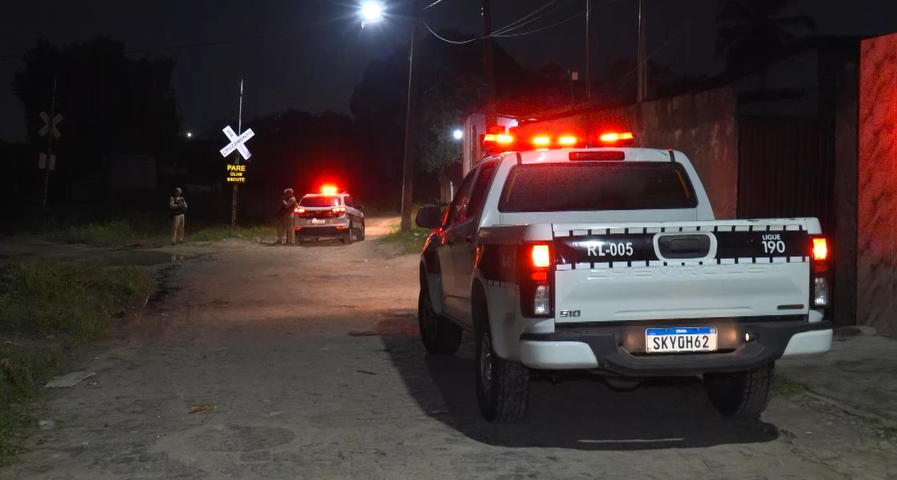Homem é morto a tiros em João Pessoa e disparos atingem fachada de residência