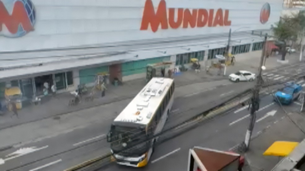 Ônibus é usado como barricada na Estrada da Cacuia — Foto: Reprodução
