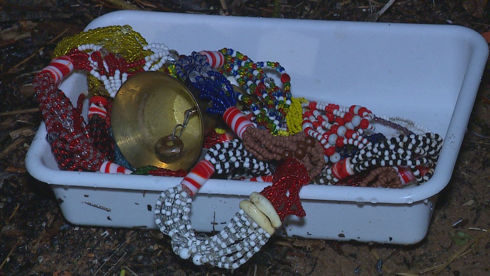 Itens religiosos foram localizados no Guaba, em Porto Alegre — Foto: Reproduo/RBS TV