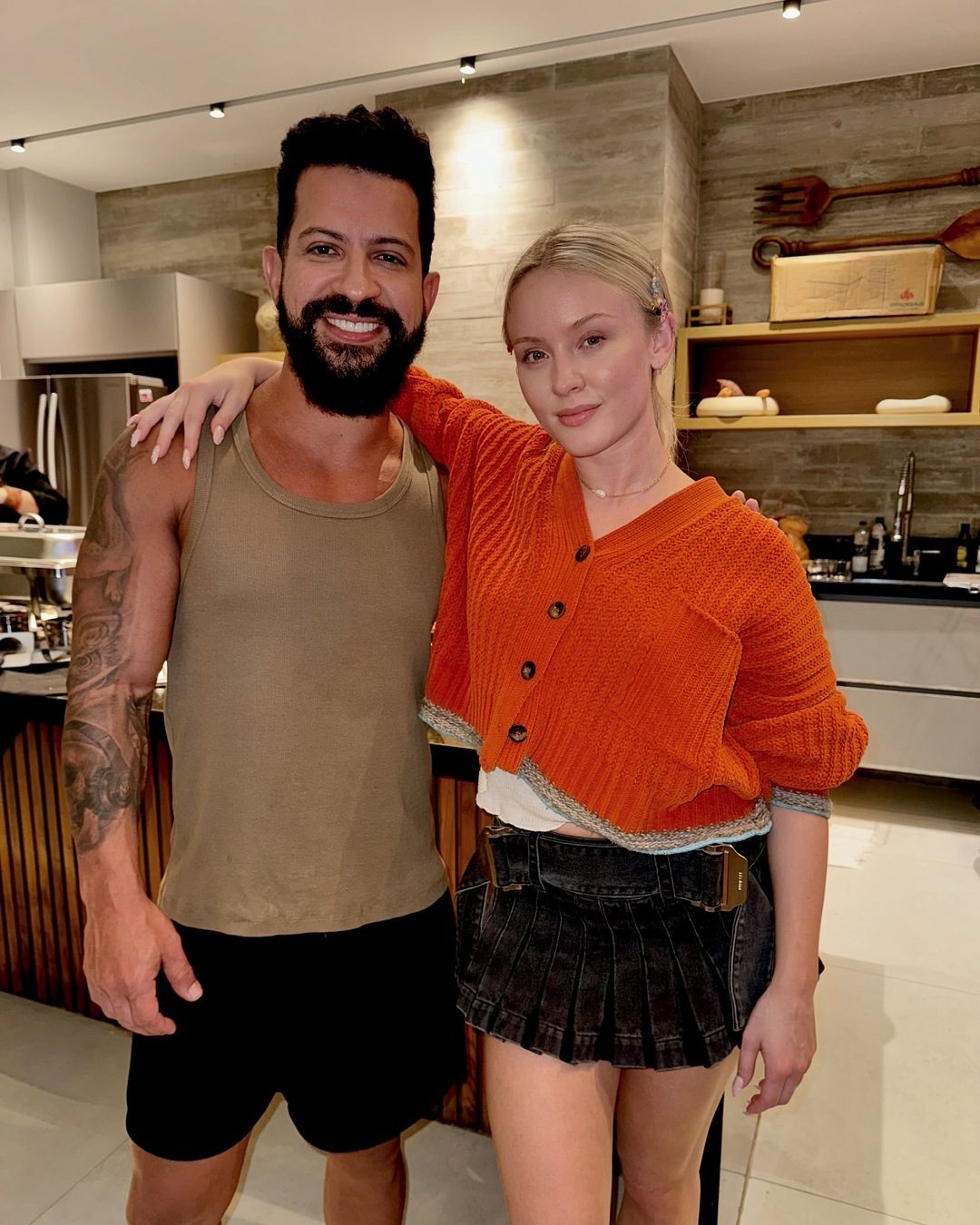 Após show no Rock in Rio, Zara Larsson curte 'churrasquinho e resenha' na casa de Dennis DJ