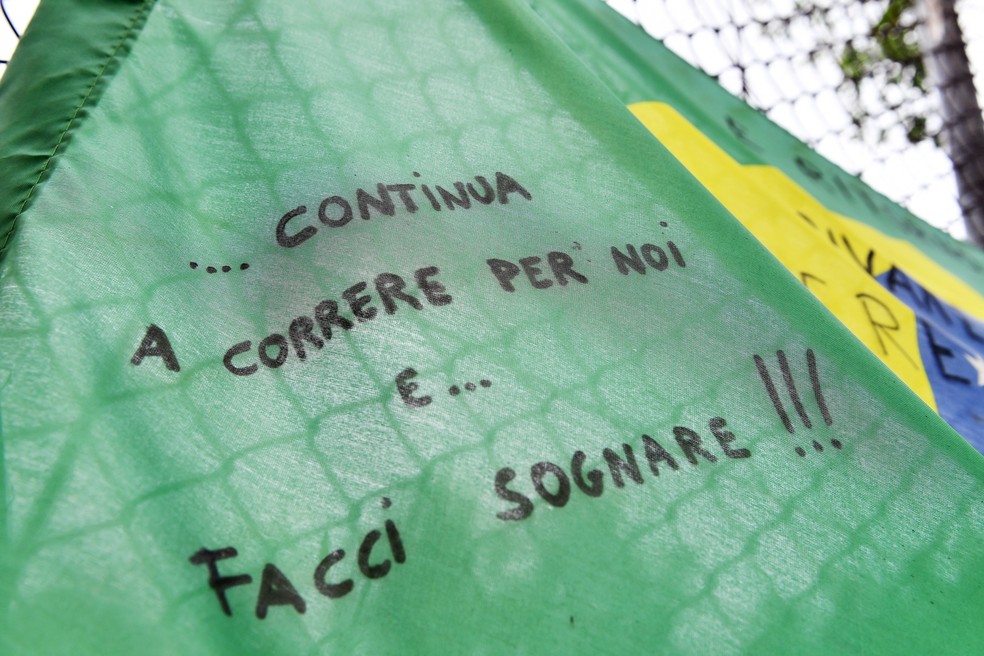Fãs de Ayrton Senna deixam mensagem em bandeira do Brasil colocada no alambrado da pista de Imola — Foto: Jennifer Lorenzini/Reuters