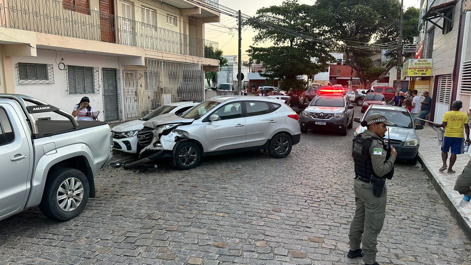 Suspeito de roubar carro é baleado e comparsa preso após perseguição policial e troca de tiros em Natal, diz PM