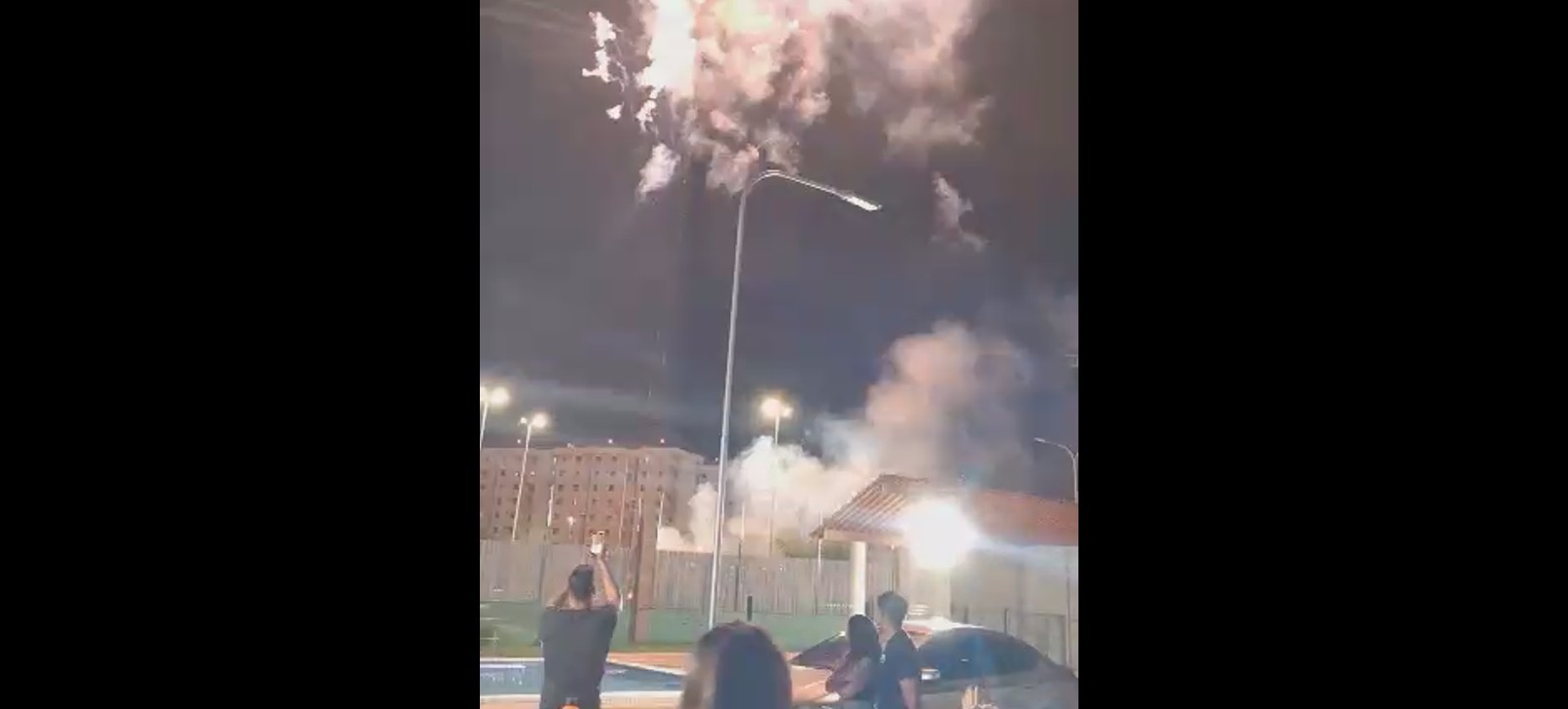Moradores celebram saída de síndica com queima de fogos em condomínio; VÍDEO