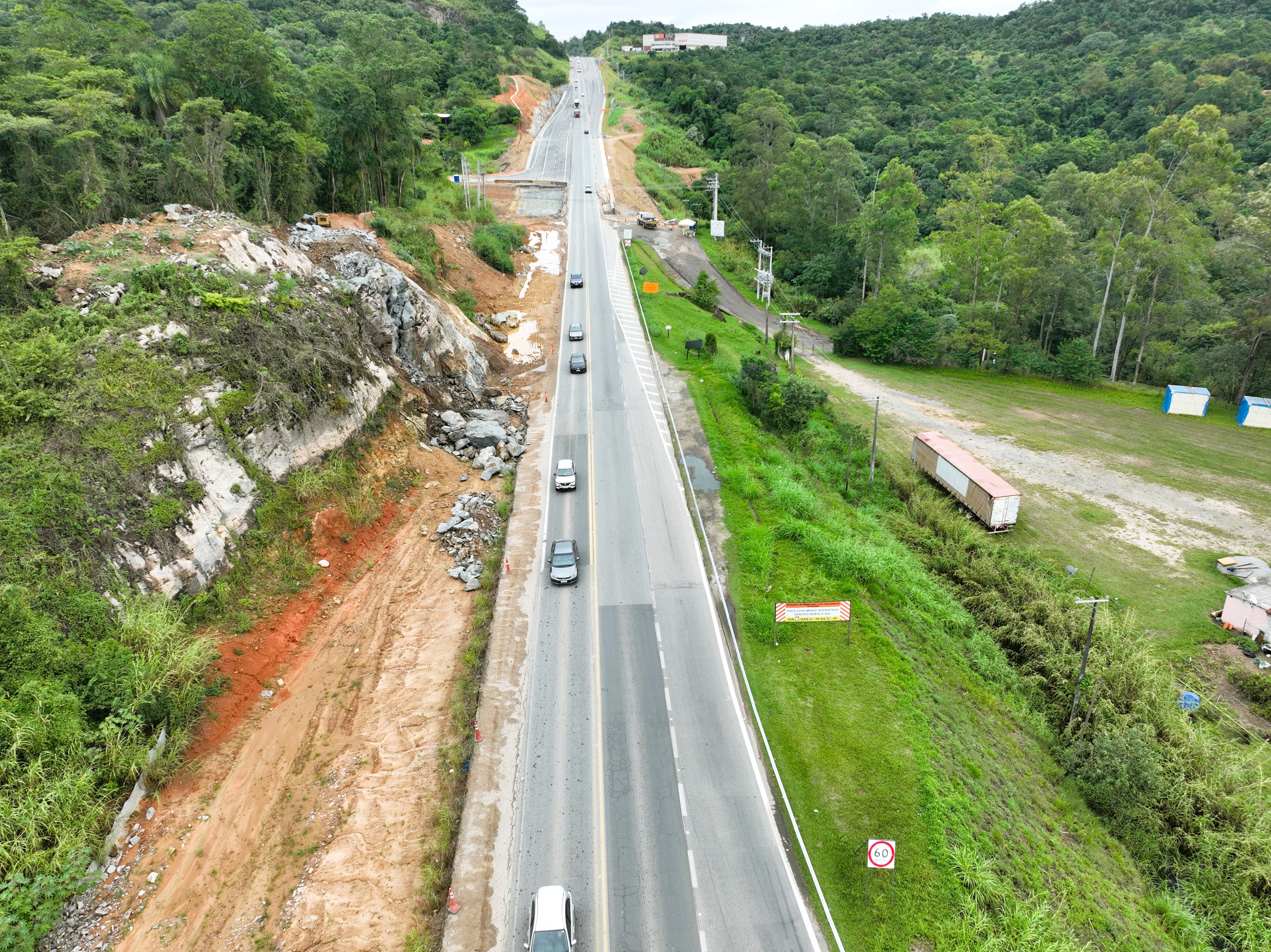 Desmonte de rochas interdita trecho da Rodovia Lívio Tagliassachi em São Roque