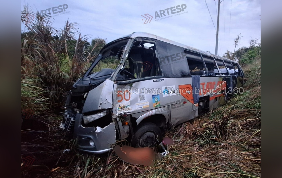 O motorista perdeu o controle da direção no km 179, no sentido de Capão Bonito — Foto: Artesp/Reprodução