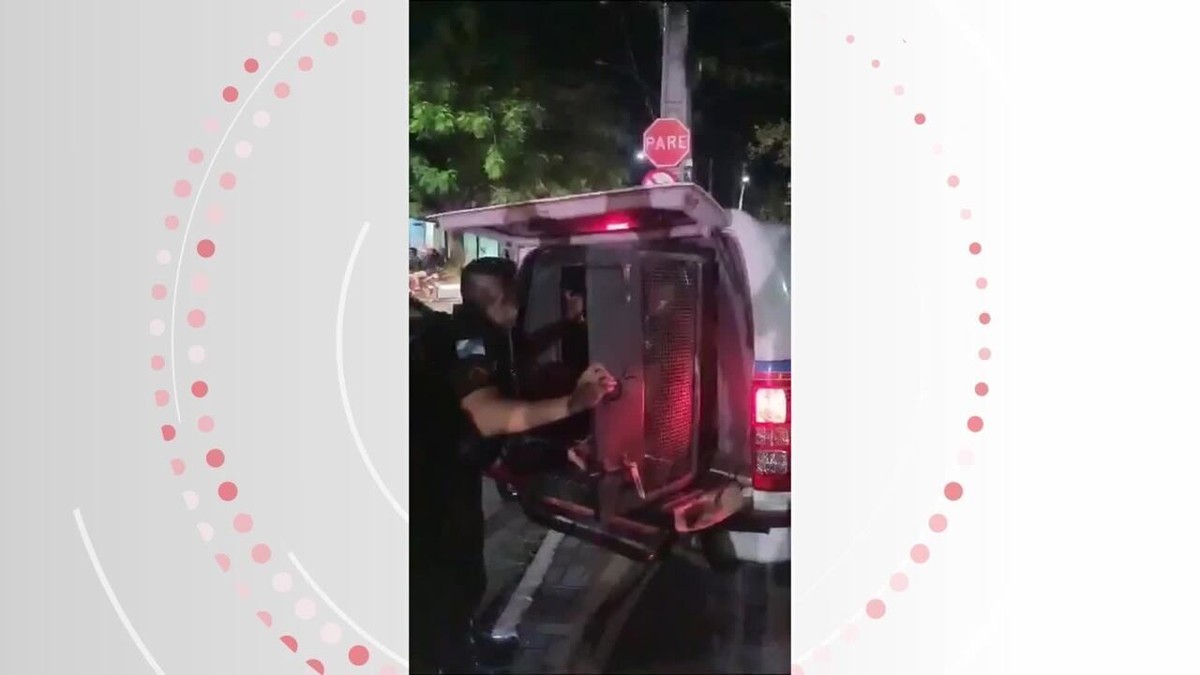 Homem é detido por desacato e quebra grade de viatura com chutes em Maricá, RJ; VÍDEO