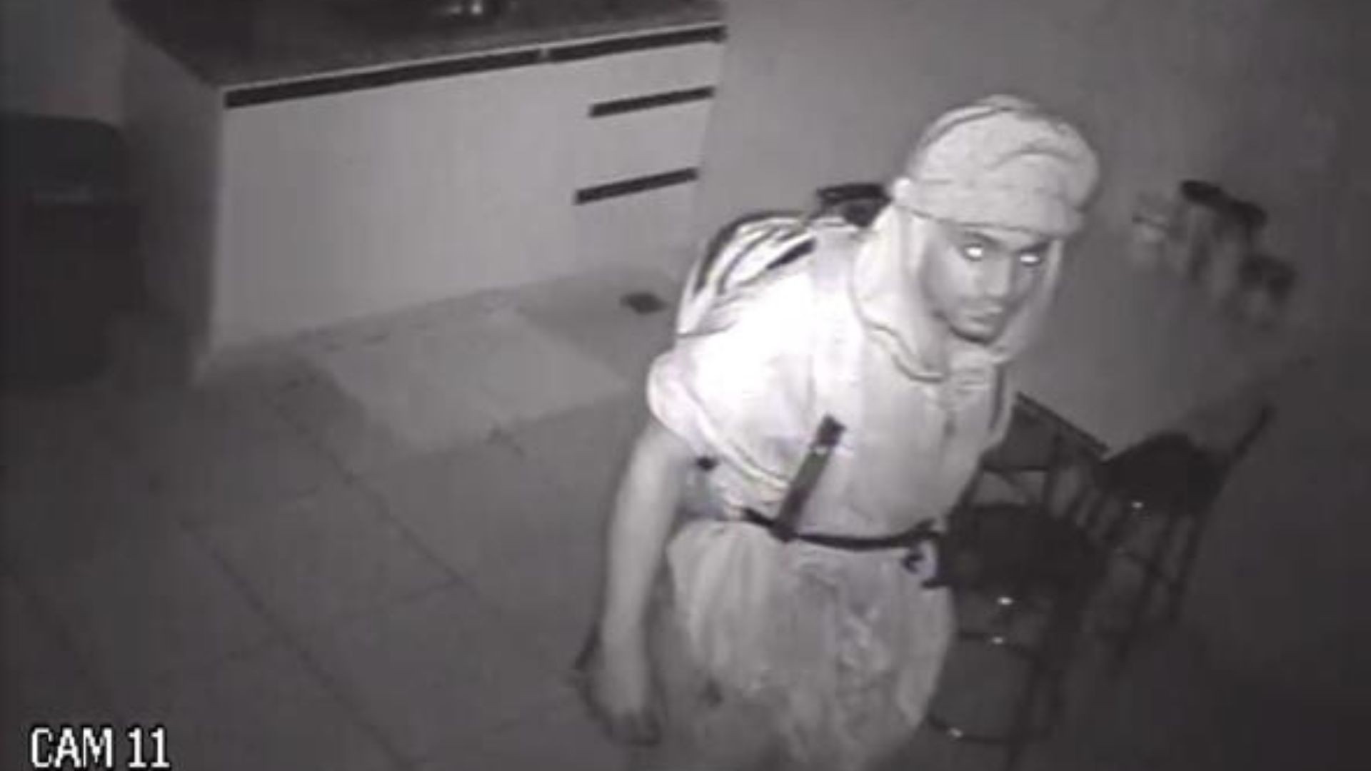 VÍDEO: homem invade sede de rádio e furta itens no interior de SP