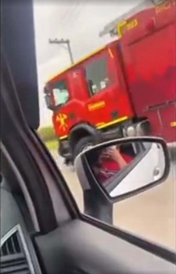 Motociclista morre após entrar na contramão e bater em micro-ônibus em Cabo Frio