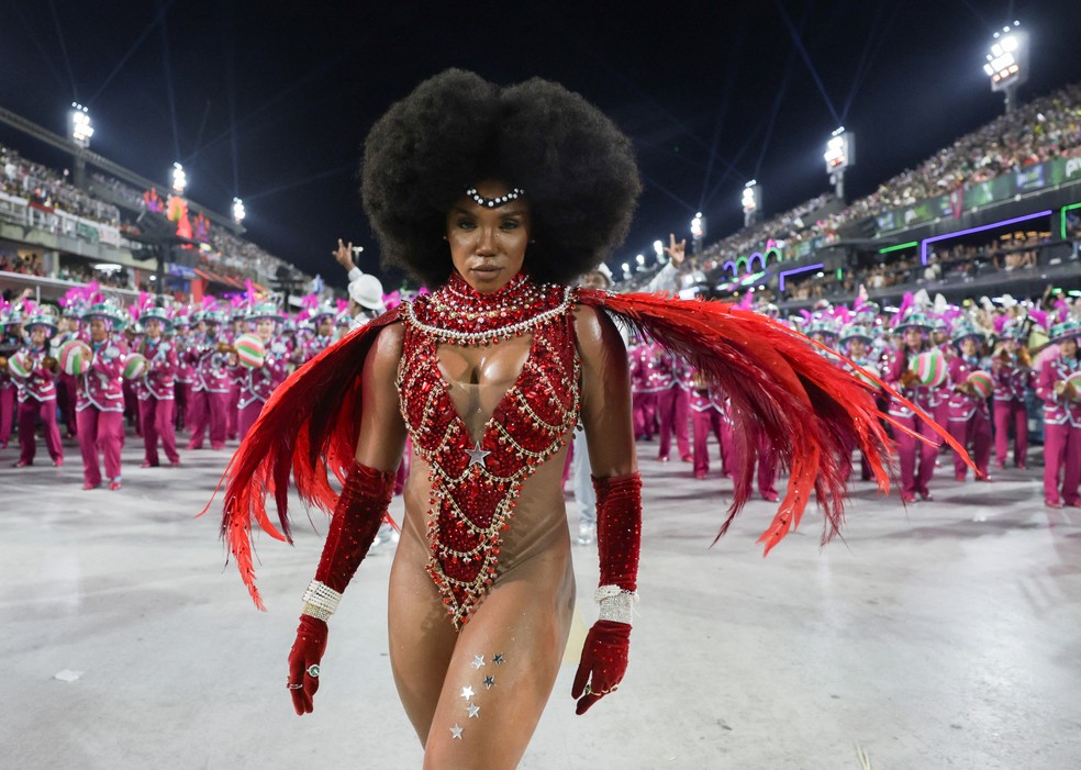 Evelyn Bastos, rainha de bateria da Mangueira. — Foto: Ricardo Moraes/Reuters