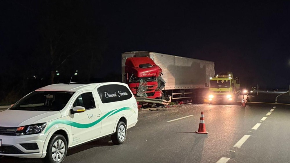 Batida grave entre duas carretas provoca morte na BR-050 em MG