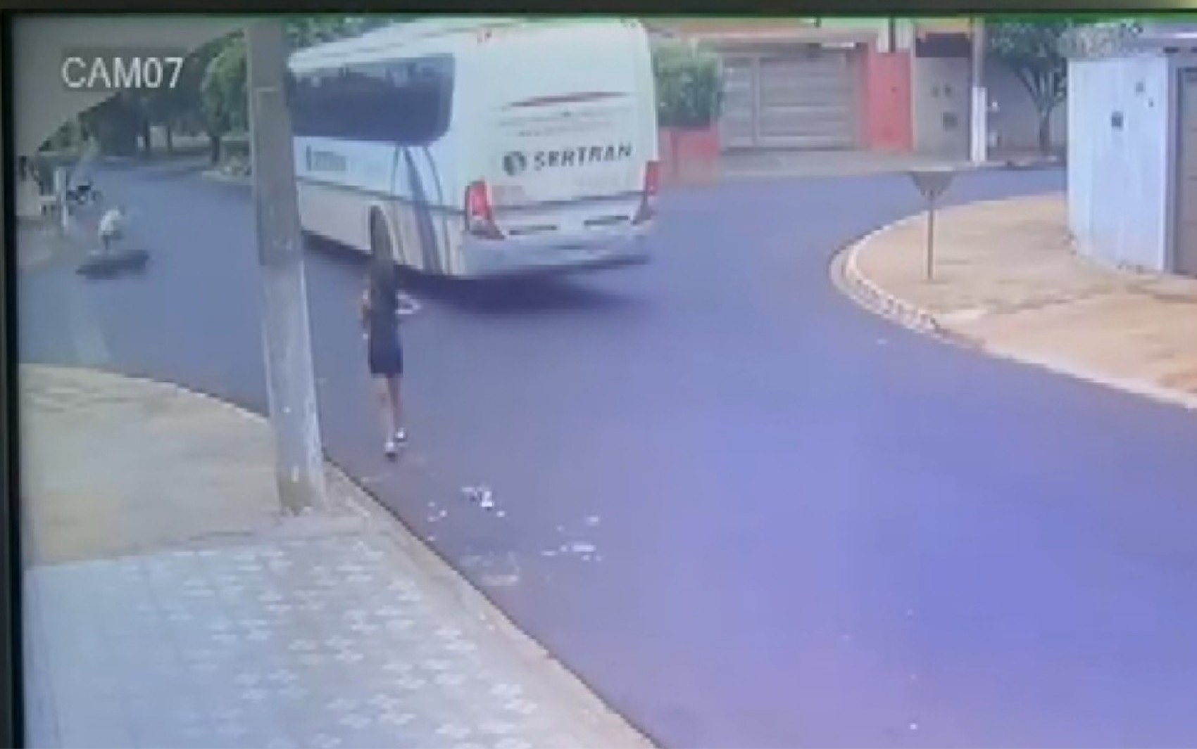 Motociclista morre após colidir na lateral de ônibus em Guariba, SP; VÍDEO