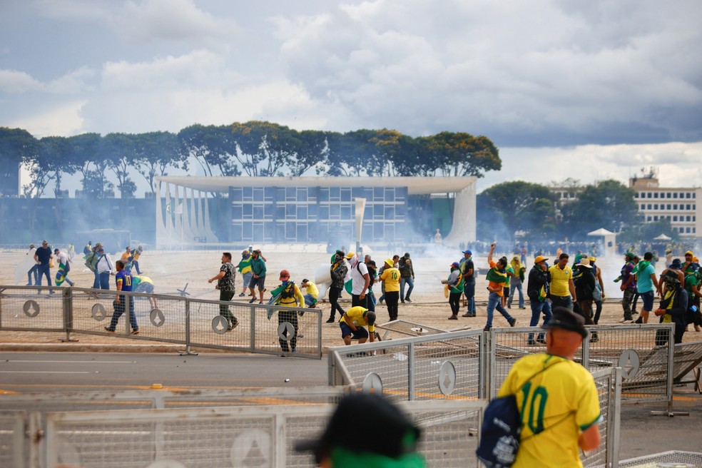 Vândalos furam bloqueio policial e invadem Congresso e STF — Foto: REUTERS/Adriano Machado