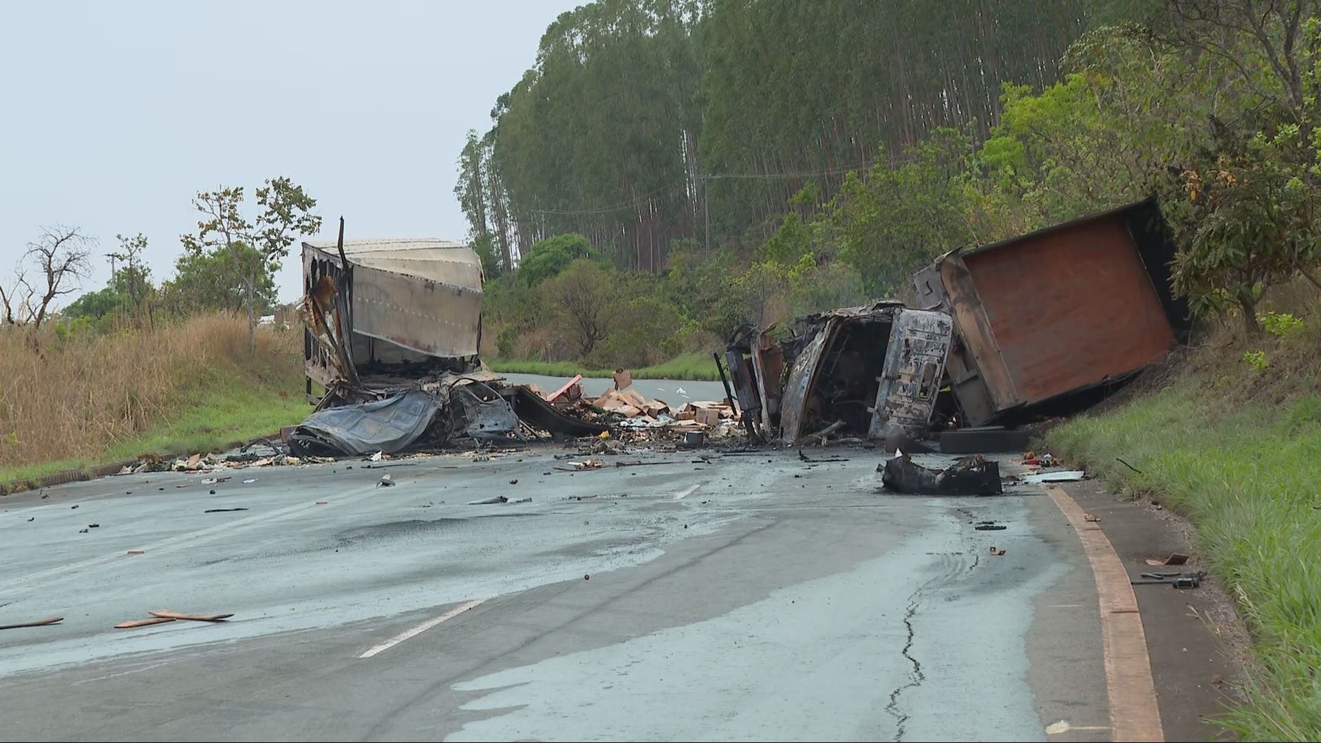 Acidente entre caminhões deixa dois mortos na DF-290, próximo ao Gama