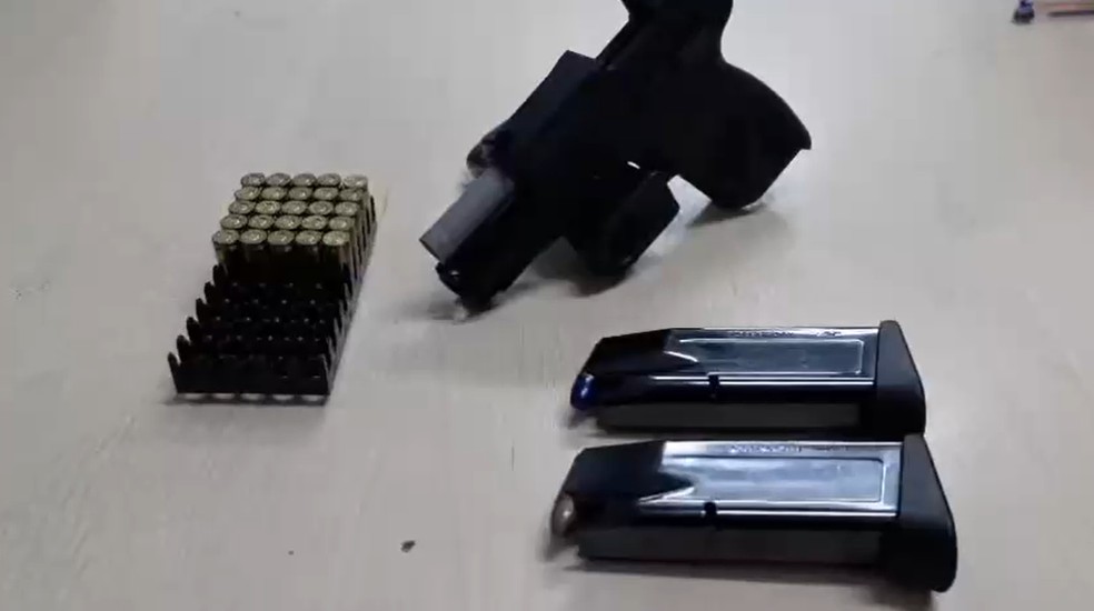 Arma de fogo e munições apreendidas com Tenente da Aeronáutica preso em operação contra agiotagem no AM — Foto: Divulgação/PC-AM