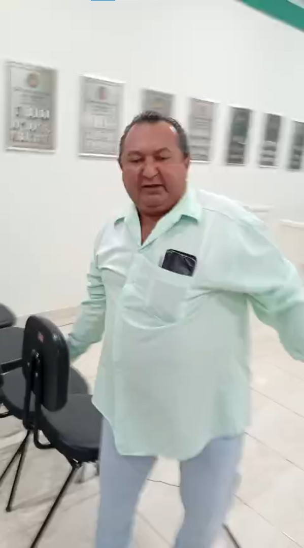 Presidente da Câmara Municipal dá cadeirada em ex-vereador e caso vai parar na polícia, em Indiana; VÍDEO