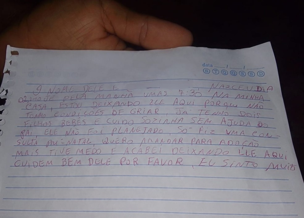 Bilhete encontrado junto com bebê recém-nascido abandonado. O nome da criança foi embaçado para preservar a identidade. — Foto: Reprodução