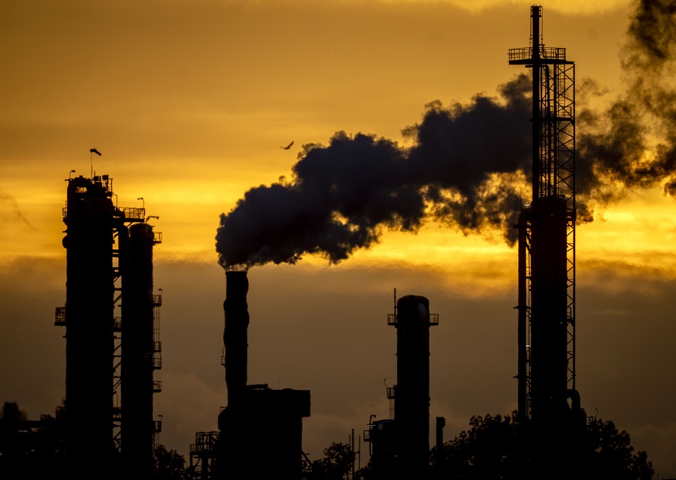 Poluição em fábrica na Alemanha. Mais de 600 promotores de energias fósseis, afiliados a alguns dos maiores poluidores de petróleo e gás, se inscreveram para as negociações climáticas da COP deste ano. — Foto: AP Photo/Michael Probst