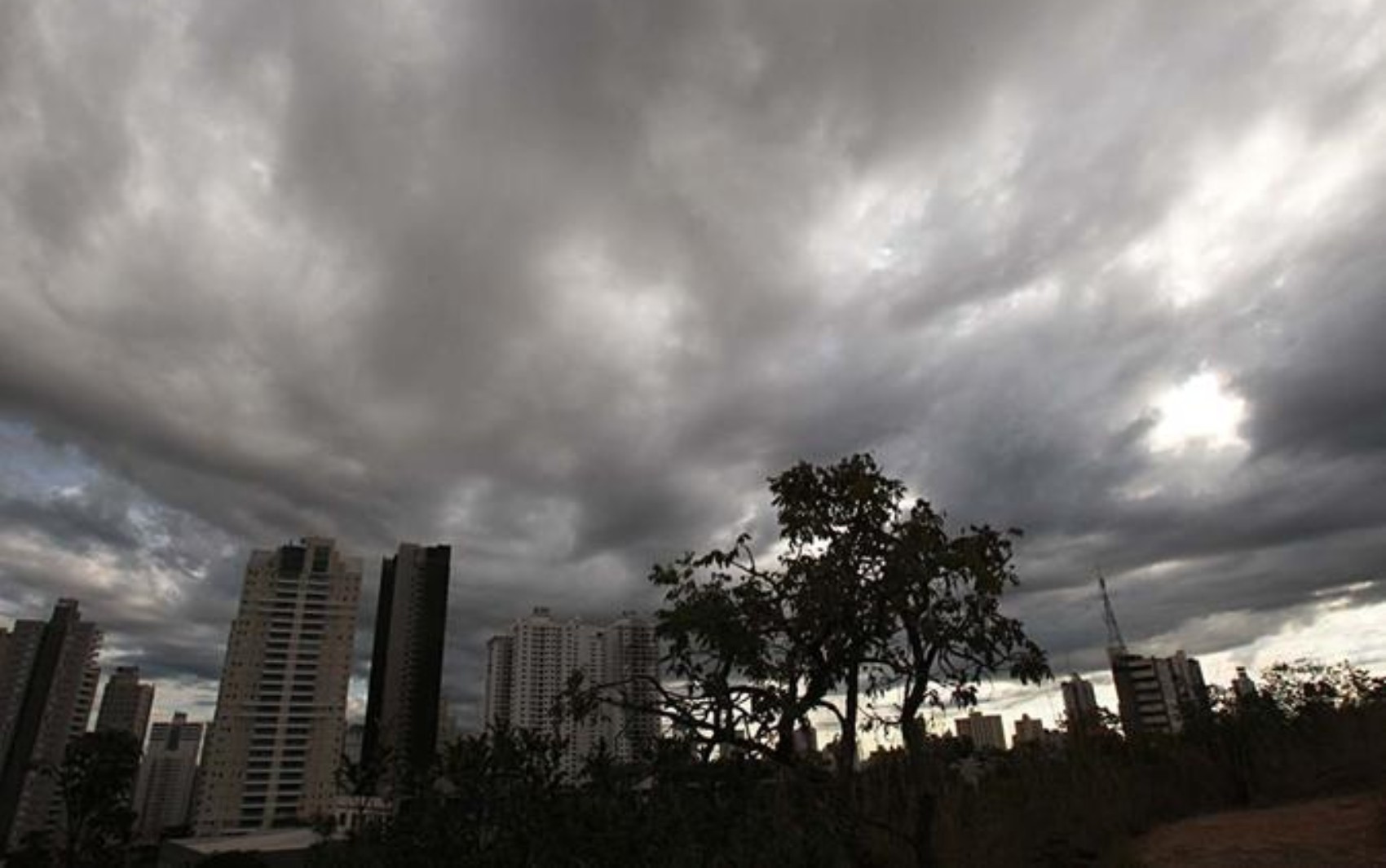 Goiânia tem alerta de enxurradas, alagamentos e vento fortes; veja orientações
