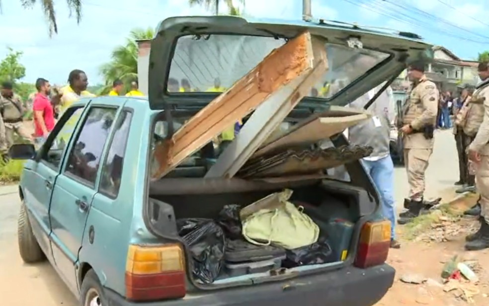 Famílias colocaram móveis em carretos — Foto: TV Bahia