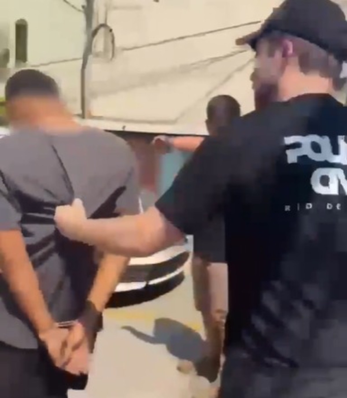 Três homens são presos e adolescentes apreendidos por suspeita de roubo e receptação de moto em Três Rios