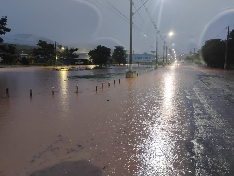 Chuva causou estragos em Mutum — Foto: Redes sociais