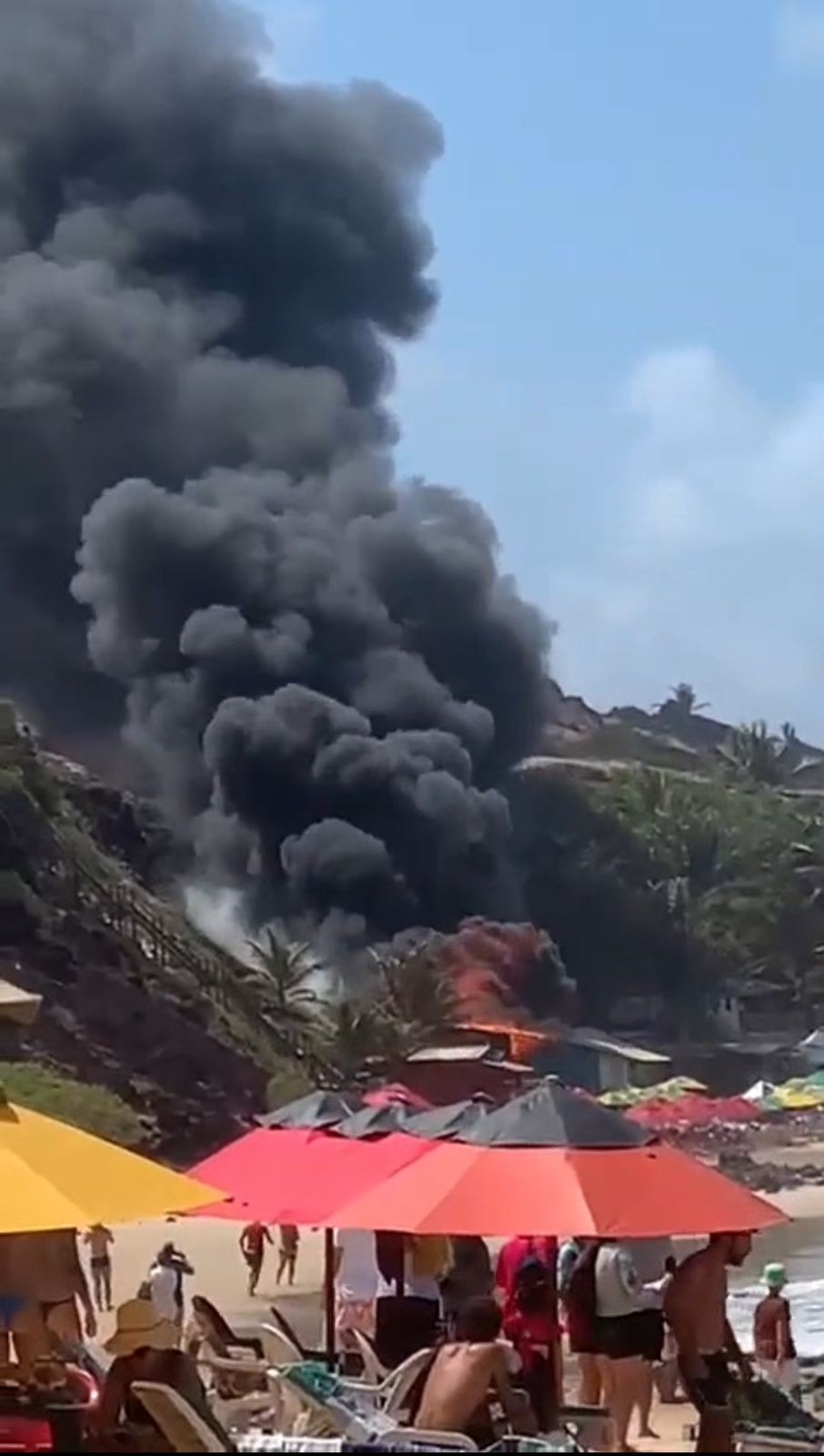 VÍDEO: Incêndio atinge barraca de praia em Pipa