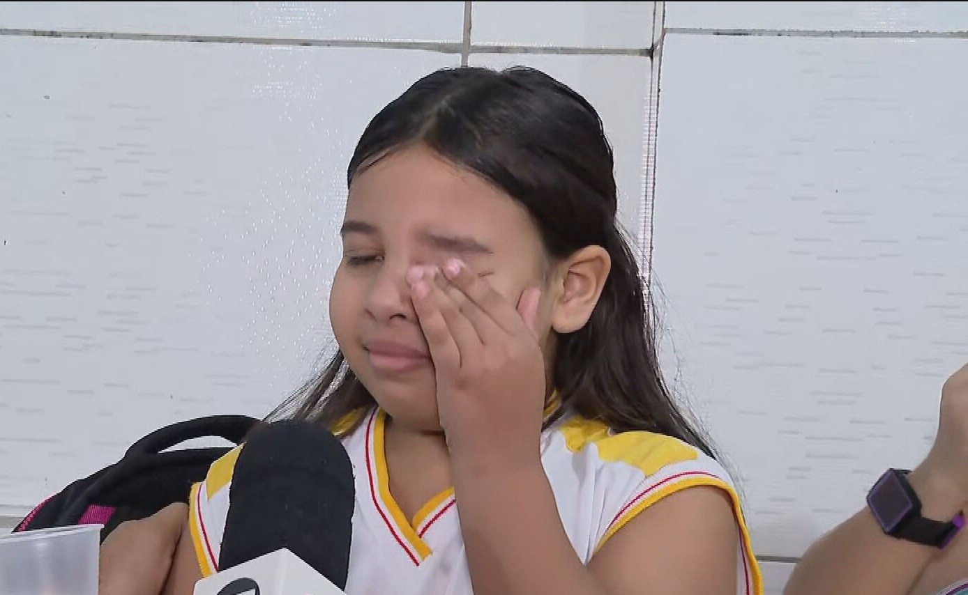 Criança chora em entrevista ao vivo sobre o Dia das Mães: 'Minha mãe é muito guerreira e trabalhadora'; VÍDEO