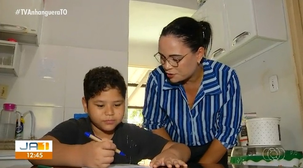 Vitor e mãe escrevem cartinha do Papai Noel dos Correios — Foto: Reprodução/TV Anhanguera