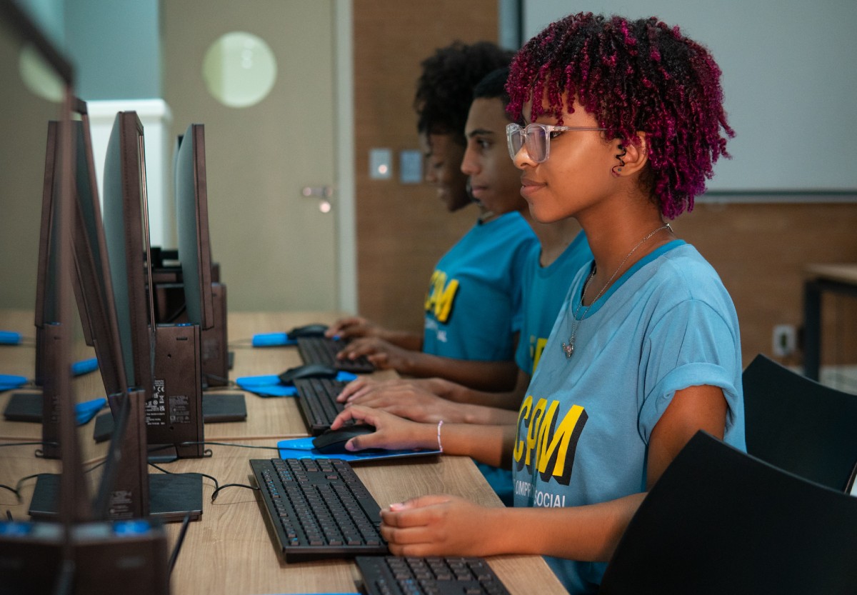 Instituto oferece mais de 300 vagas para cursos gratuitos de atendente de farmácia, barbearia, trança afro e manicure em Salvador
