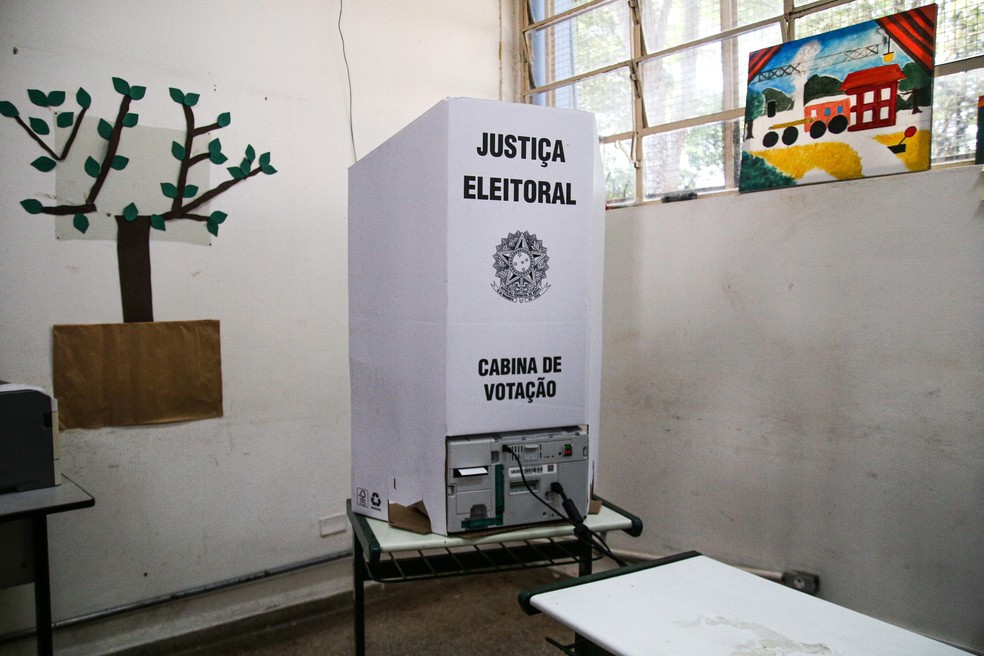 Cabine de votação, urna eletrônica — Foto: Victor Cônsoli/g1