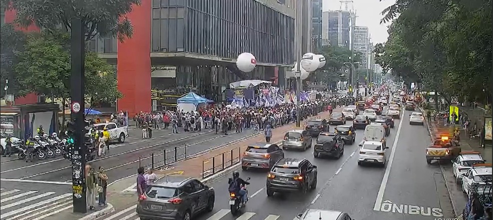 Professores fazem ato na Paulista e seguem em passeata até a Praça da República, no Centro de SP