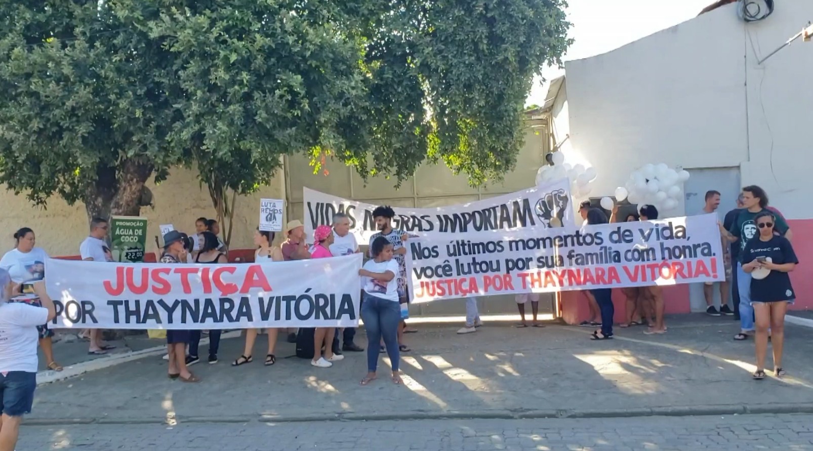 'Não tive resposta nenhuma do estado e de nenhum órgão responsável', diz pai de Thainara durante protesto pedindo justiça 