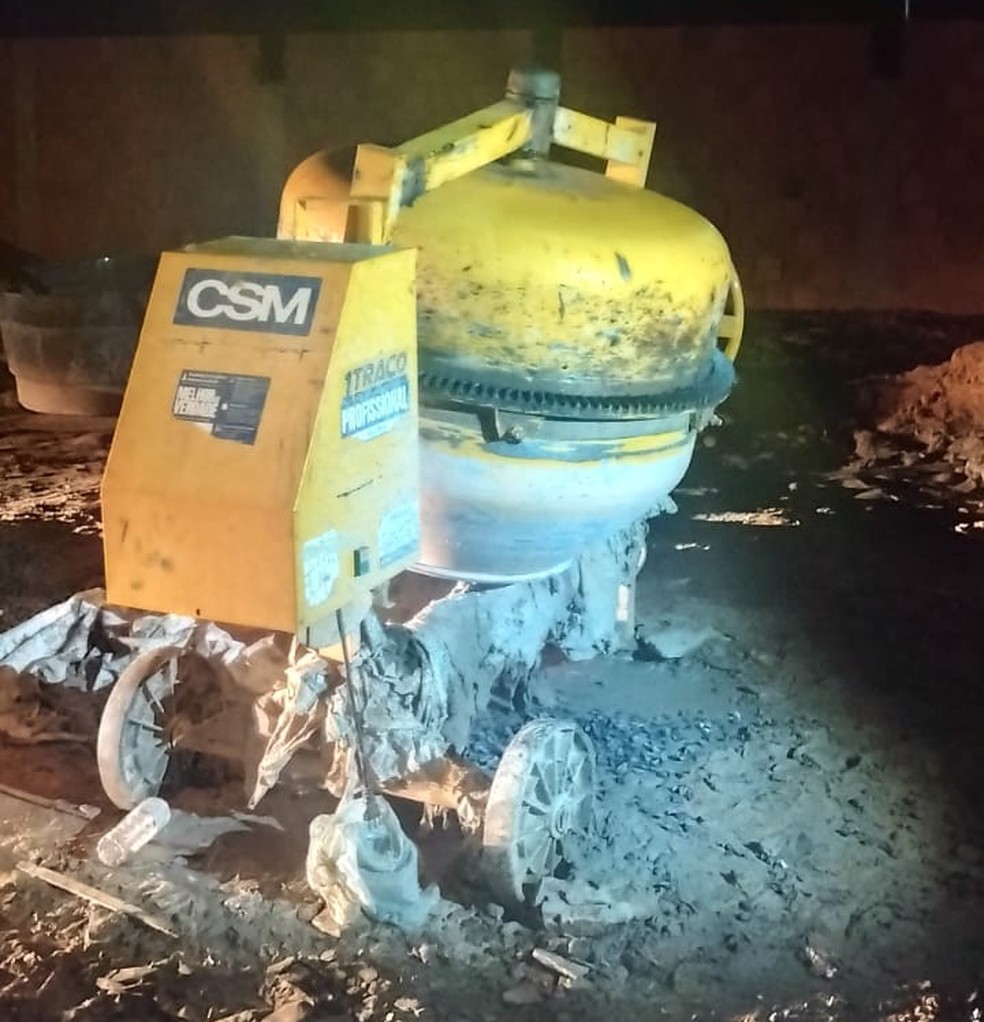 Operário morre após sofrer descarga elétrica ao desligar betoneira em obra no oeste da Bahia — Foto: Reprodução/TV Oeste